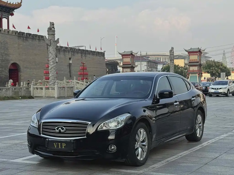 Infiniti Q70