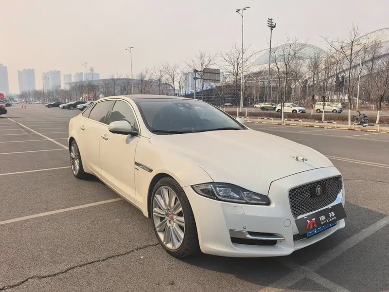 Jaguar XJ