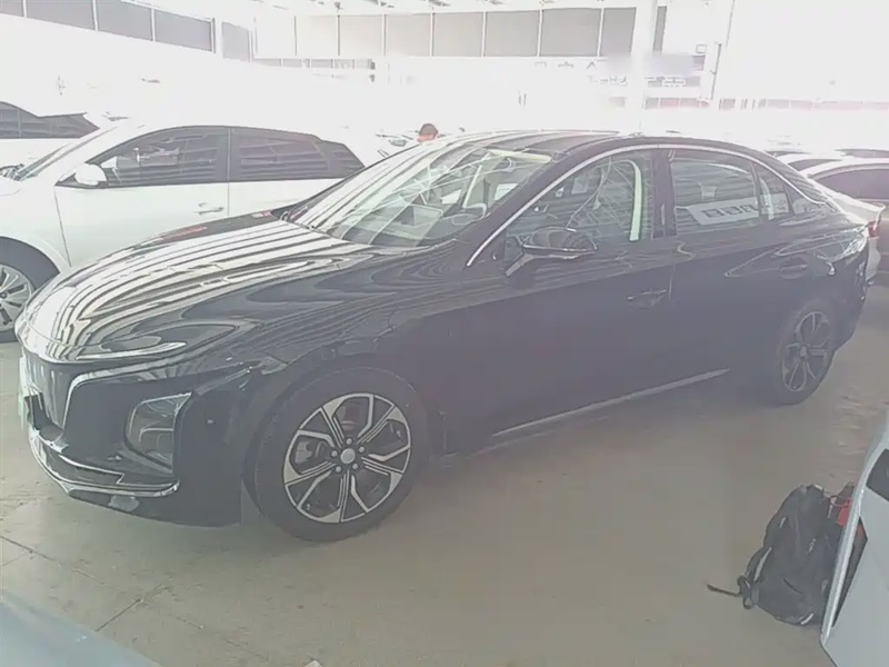 Hongqi E-QM5