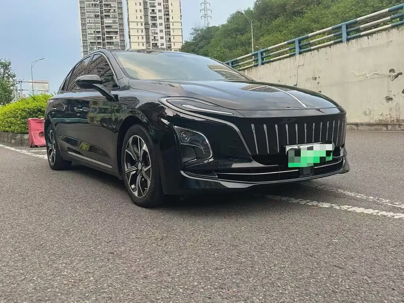 Hongqi E-QM5