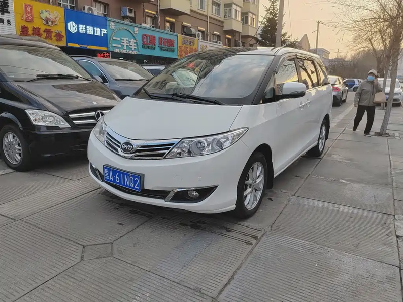 BYD M6