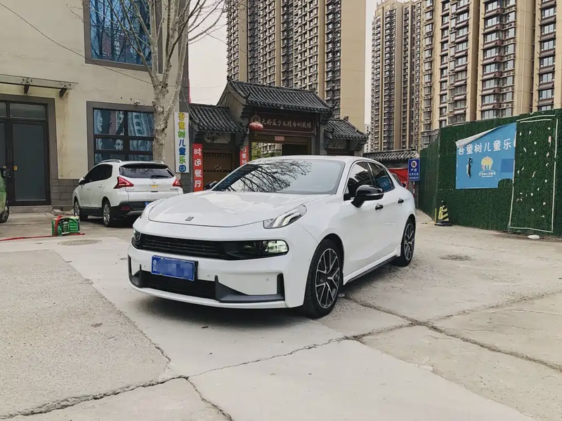 Lynk & Co 03
