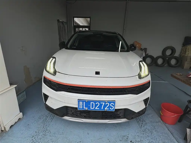 Lynk & Co 06