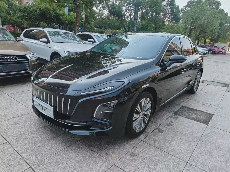 Hongqi E-QM5