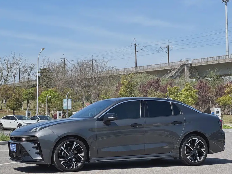 Lynk & Co 03