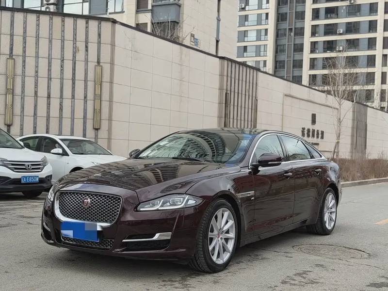 Jaguar XJ