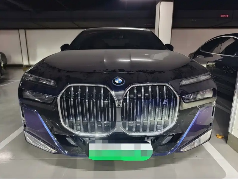 BMW i7