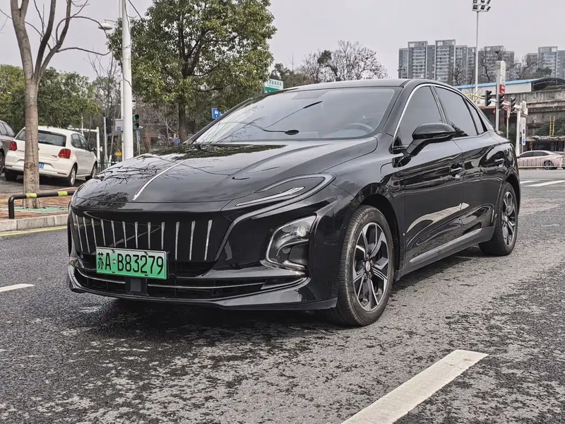 Hongqi E-QM5