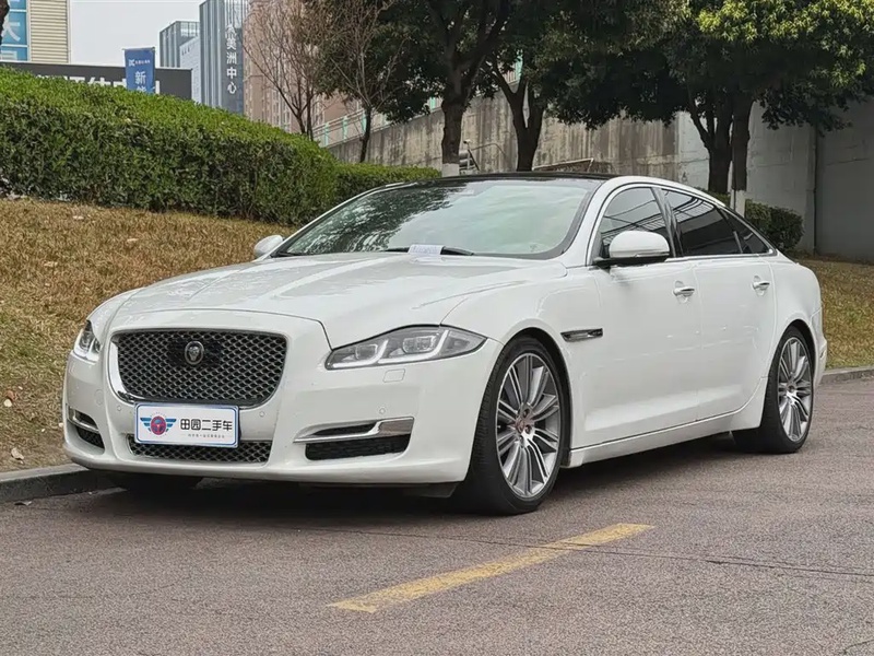 Jaguar XJ
