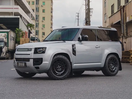 Land Rover Defender 2023