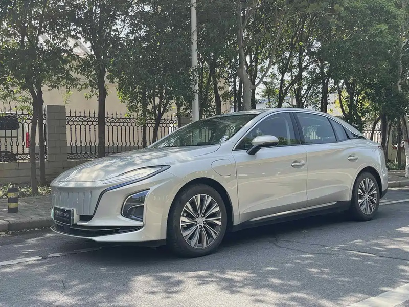 Hongqi E-QM5