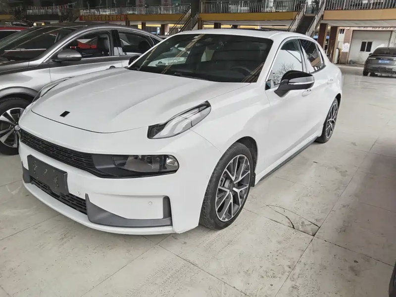 Lynk & Co 03