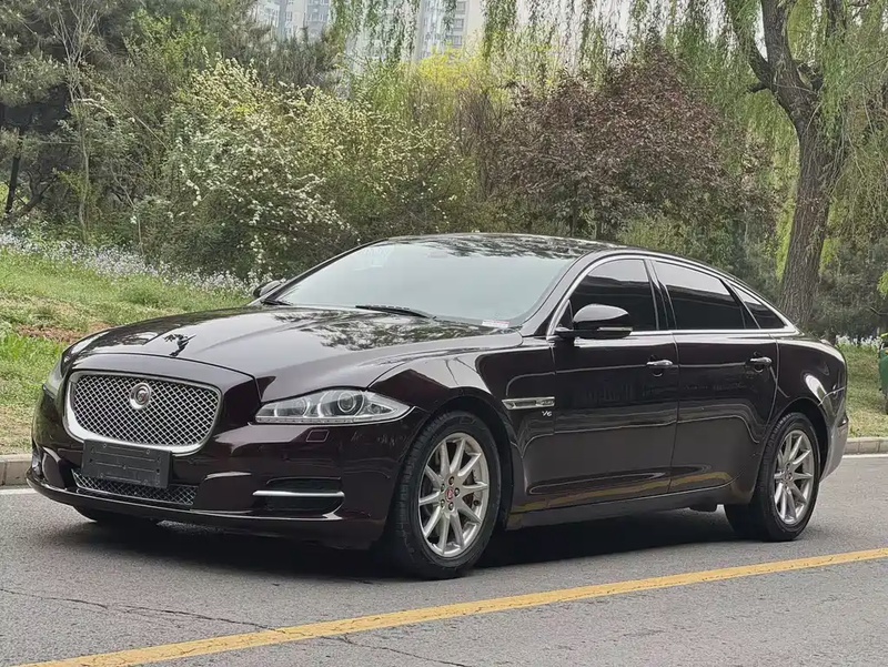 Jaguar XJ