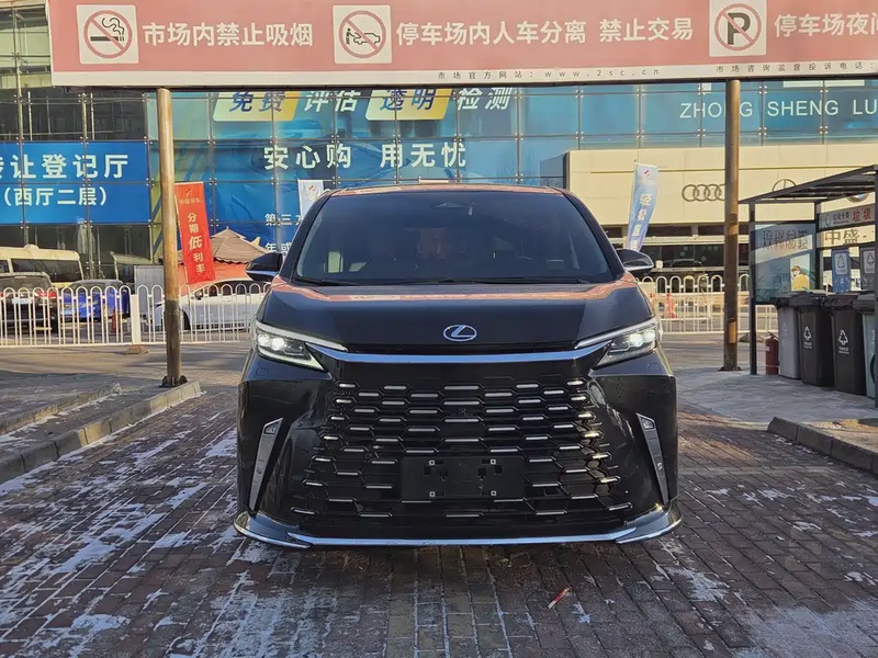 Lexus LM