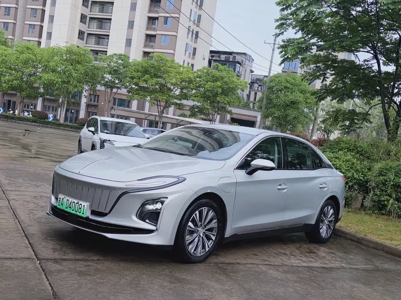 Hongqi E-QM5
