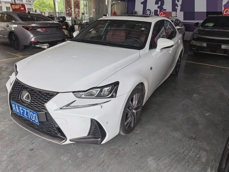 Lexus IS