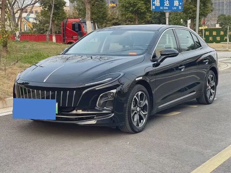 Hongqi E-QM5