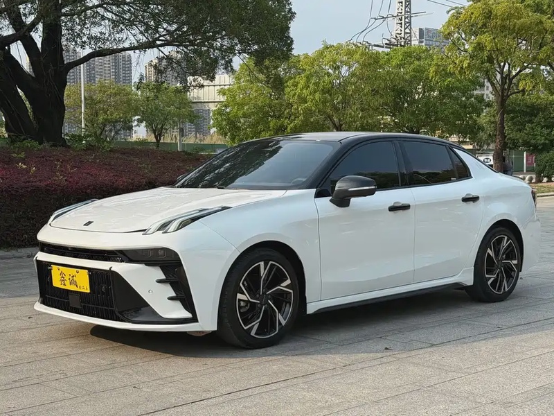 Lynk & Co 03