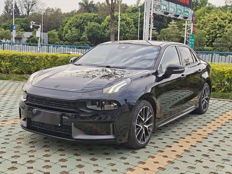 Lynk & Co 03