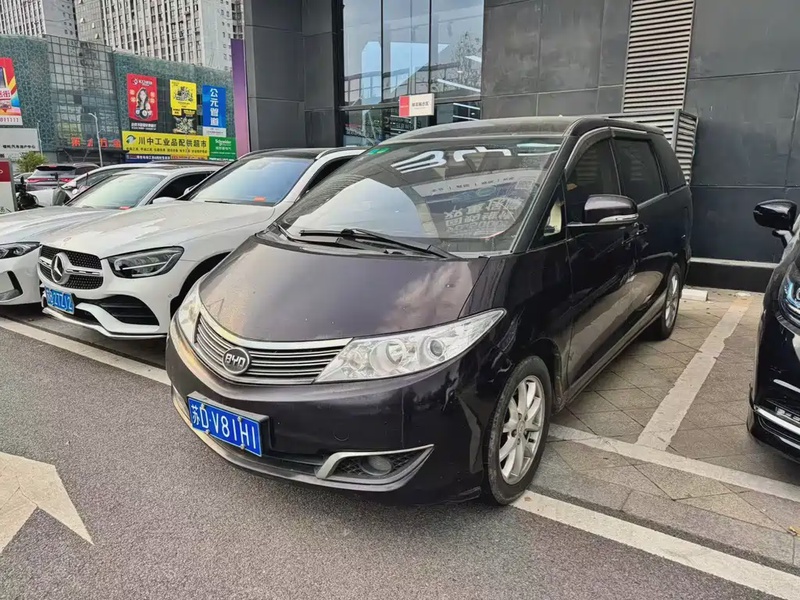 BYD M6
