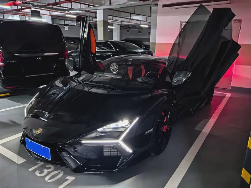 Lamborghini Revuelto