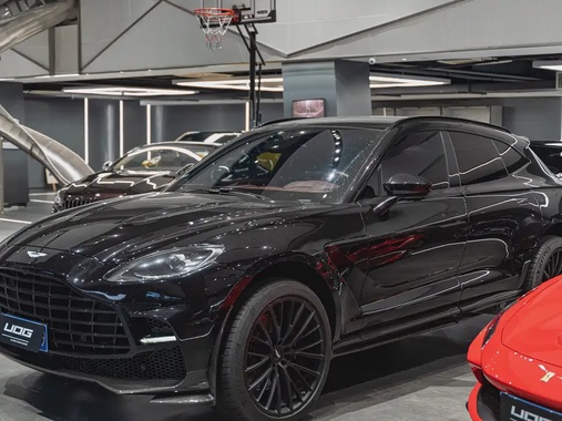 Aston Martin DBX 2021