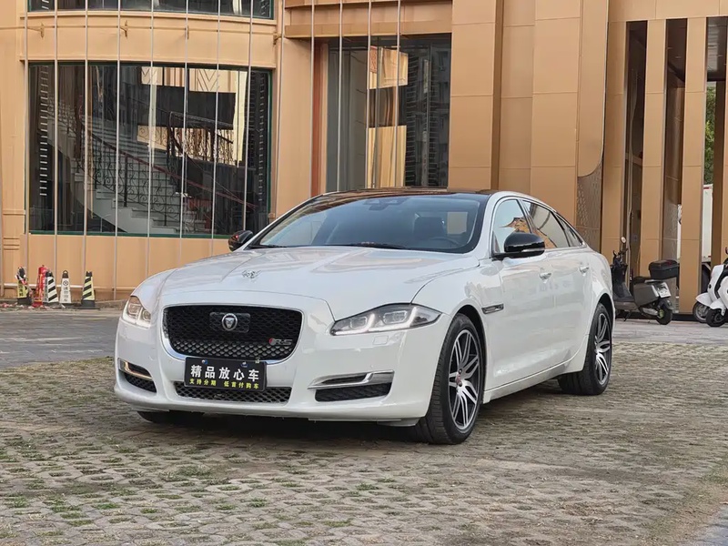 Jaguar XJ