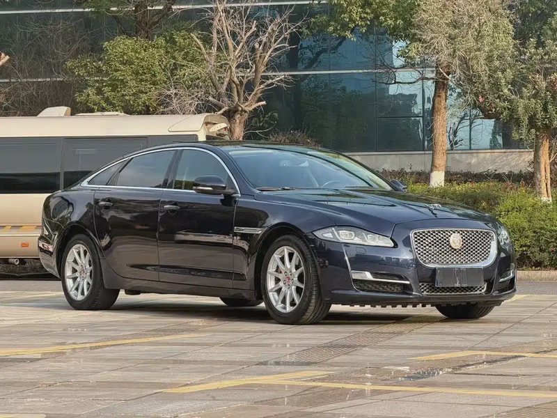 Jaguar XJ