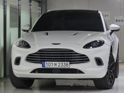 Aston Martin DBX 2021