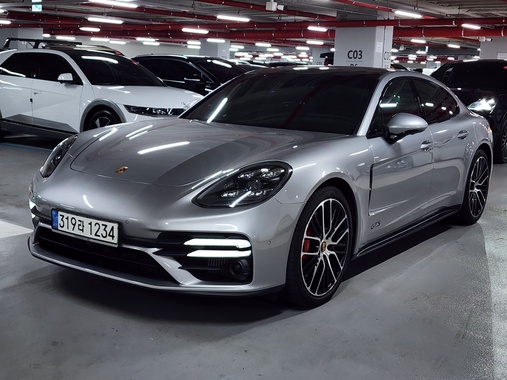 Porsche Panamera 2021