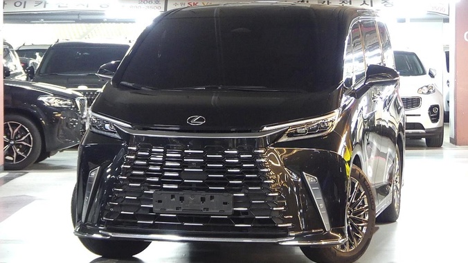 Lexus LM 2025