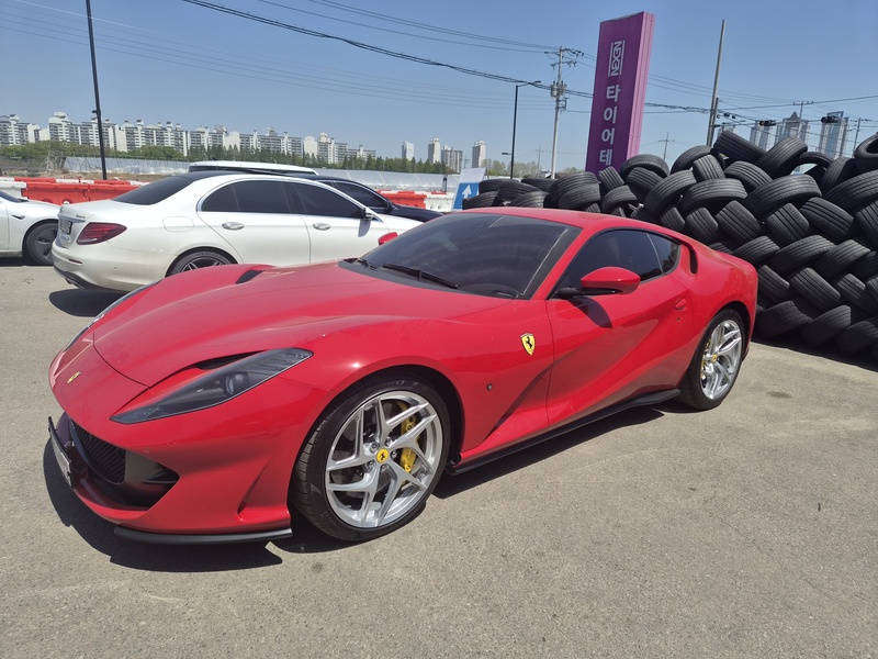 Ferrari 812