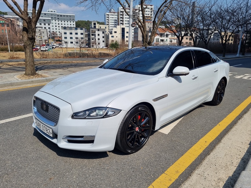 Jaguar XJ