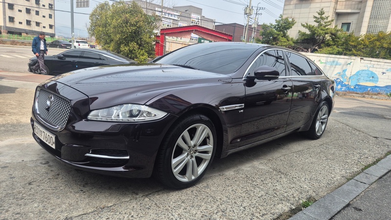 Jaguar XJ