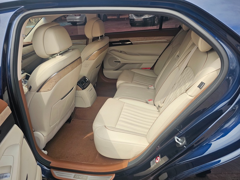 Genesis G90
