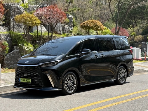 Lexus LM 2025