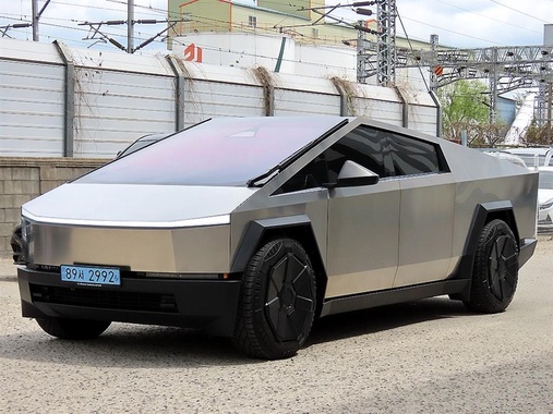 Tesla Cybertruck 2025