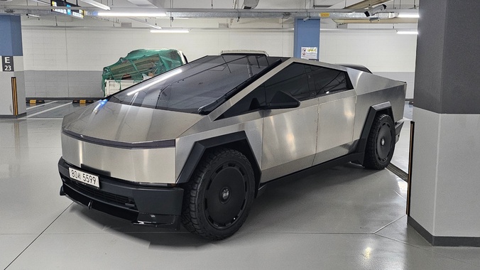 Tesla Cybertruck 2025