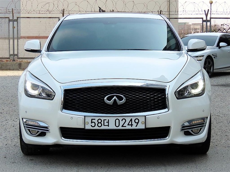 Infiniti Q70
