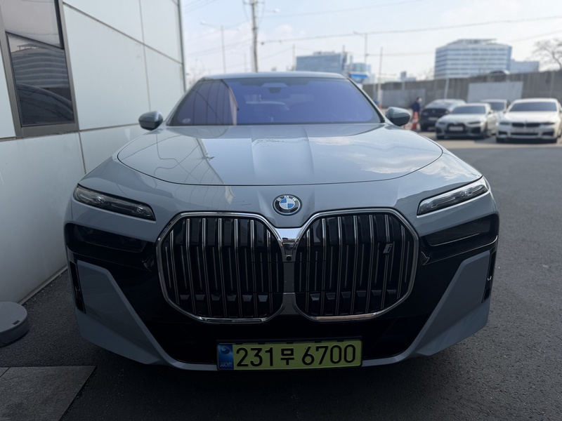 BMW i7